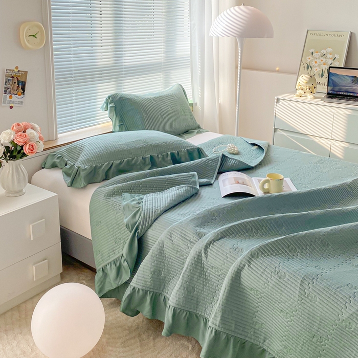 91家纺网 家纺一手货源 找家纺 胜权家纺 2024新款A类60S天丝夹棉绣花床盖三件套 静待花开--浅豆绿