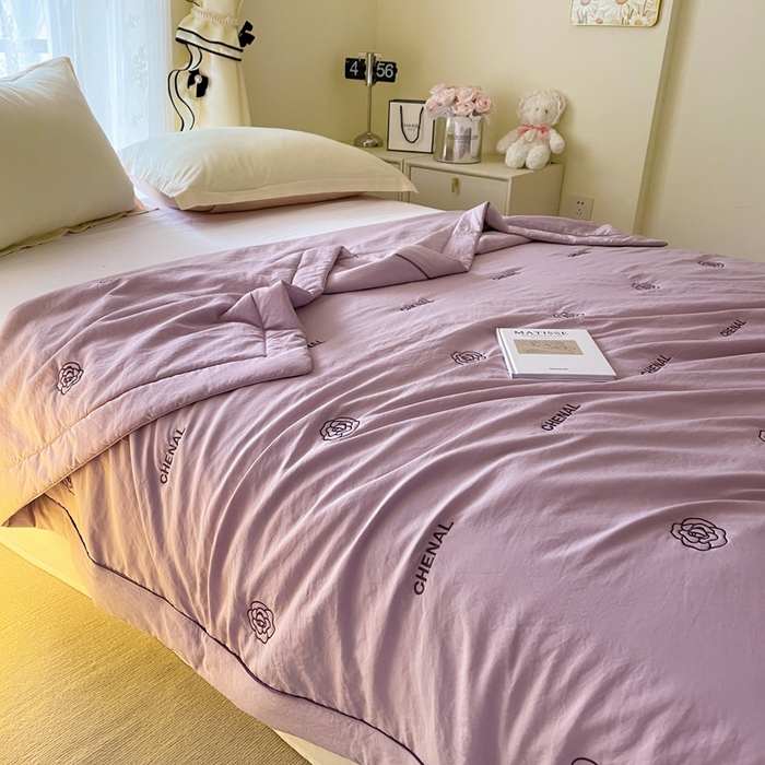 91家纺网 家纺一手货源 找家纺 被靠被2024新款锦丝缎空调夏被-山茶花 水晶紫