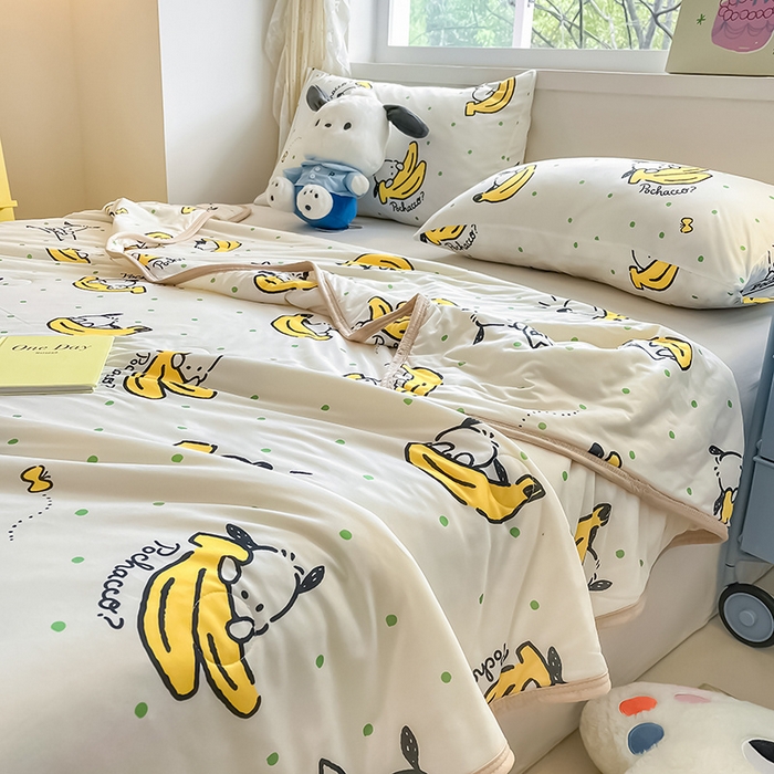 91家纺网 家纺一手货源 找家纺 金爱家 2024新款A类三丽鸥正版授权高品质牛奶丝软糯针织棉夏被系列 针织棉三丽鸥-香蕉多多帕恰狗