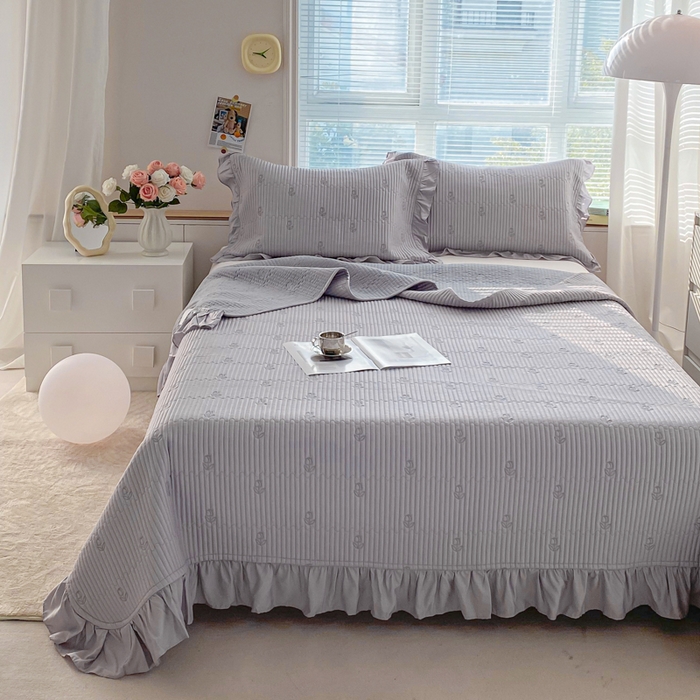 91家纺网 家纺一手货源 找家纺 胜权家纺 2024新款A类60S天丝夹棉绣花床盖三件套 静待花开--麻薯紫