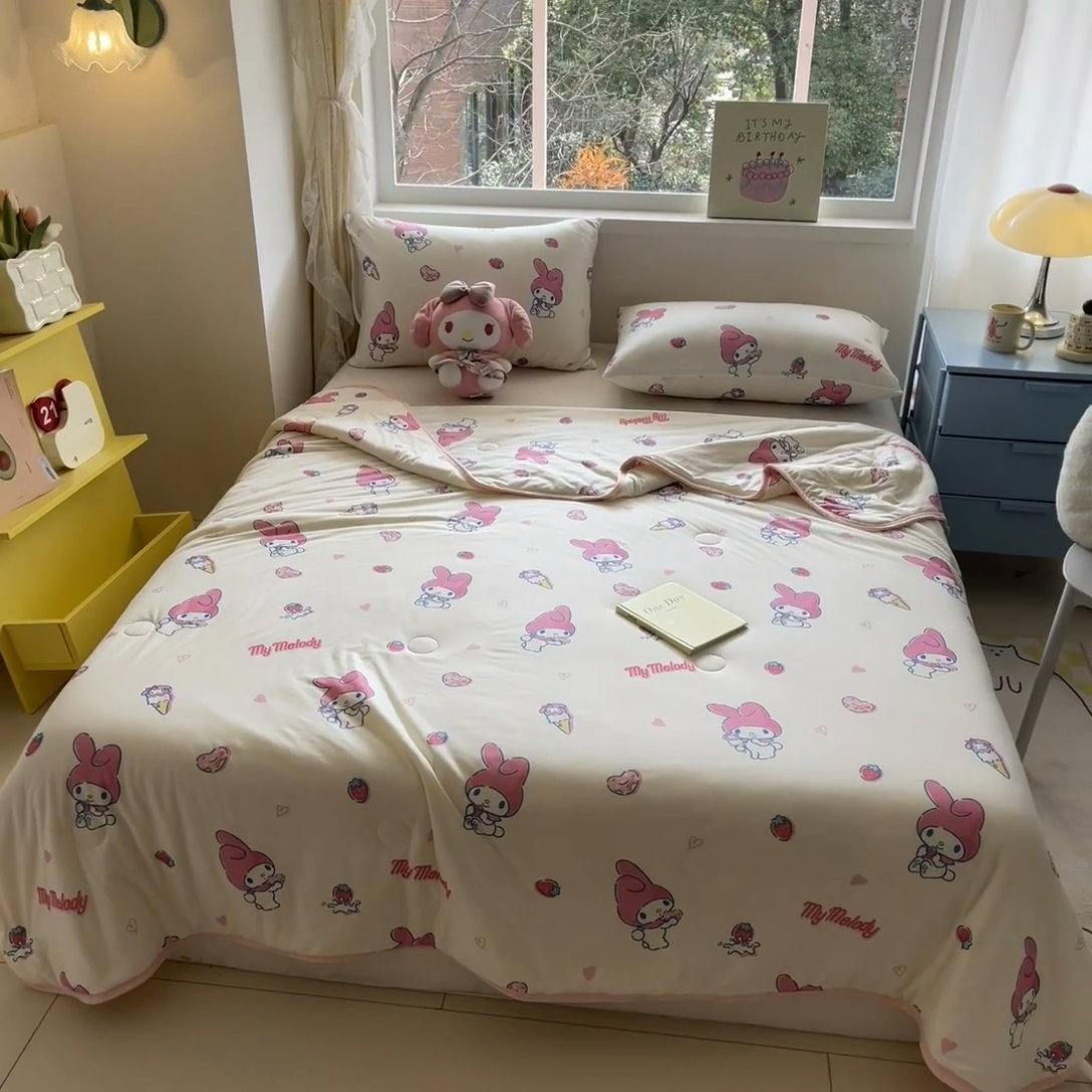 91家纺网 家纺一手货源 找家纺 金爱家 2024新款A类三丽鸥正版授权高品质牛奶丝软糯针织棉夏被系列 针织棉三丽鸥-草莓甜筒美乐蒂