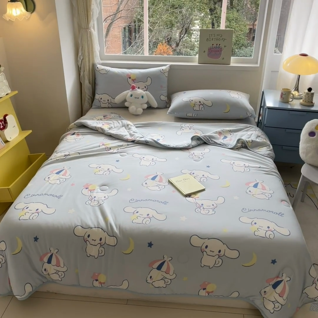 91家纺网 家纺一手货源 找家纺 金爱家 2024新款A类三丽鸥正版授权高品质牛奶丝软糯针织棉夏被系列 针织棉三丽鸥-月亮玉桂狗