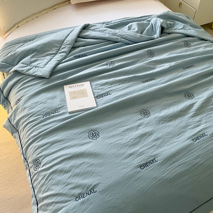 91家纺网 家纺一手货源 找家纺 被靠被2024新款锦丝缎空调夏被-山茶花 逐梦蓝