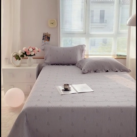 91家纺网 家纺一手货源 找家纺 胜权家纺 2024新款A类60S天丝夹棉绣花床盖三件套 静待花开--香芋紫