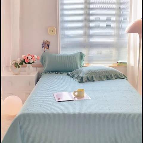 91家纺网 家纺一手货源 找家纺 胜权家纺 2024新款A类60S天丝夹棉绣花床盖三件套 静待花开--浅豆绿