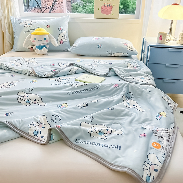 91家纺网 家纺一手货源 找家纺 桃子家居 2024新款A类三丽鸥正版授权高品质牛奶丝软糯针织棉夏被系列 针织棉三丽鸥-牛奶甜点玉桂狗