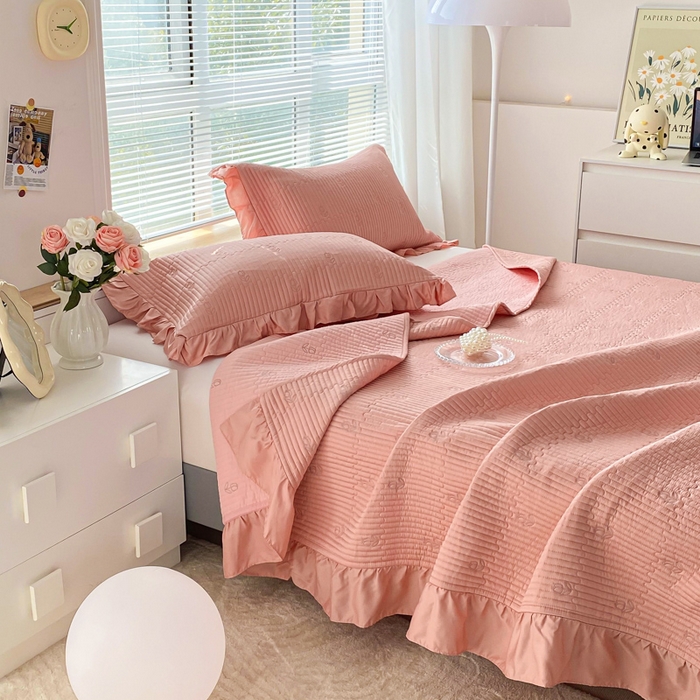 91家纺网 家纺一手货源 找家纺 胜权家纺 2024新款A类60S天丝夹棉绣花床盖三件套 静待花开--香草玉