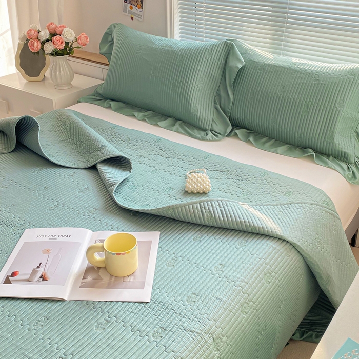 91家纺网 家纺一手货源 找家纺 胜权家纺 2024新款A类60S天丝夹棉绣花床盖三件套 静待花开--浅豆绿