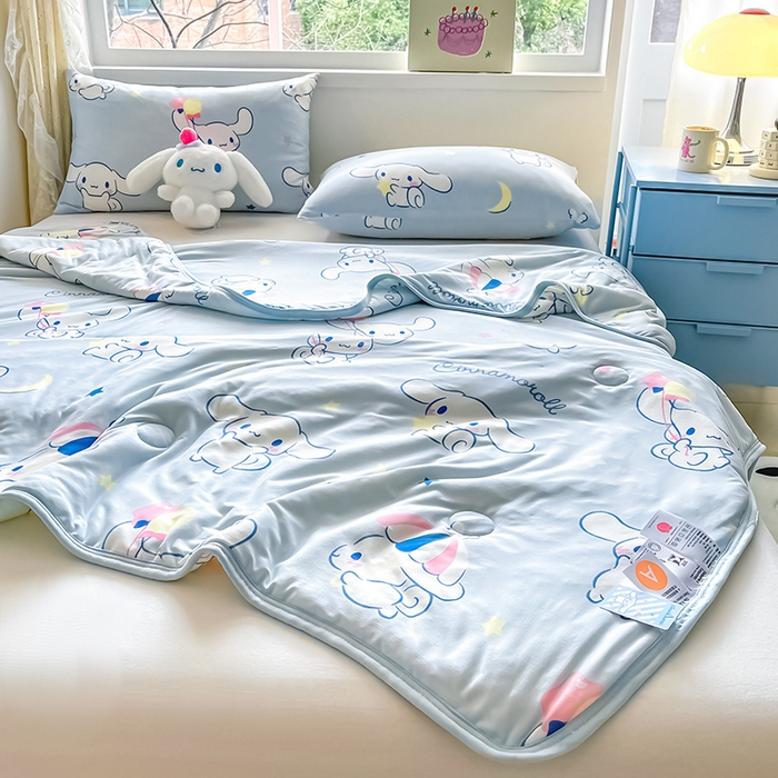 91家纺网 家纺一手货源 找家纺 金爱家 2024新款A类三丽鸥正版授权高品质牛奶丝软糯针织棉夏被系列 针织棉三丽鸥-月亮玉桂狗