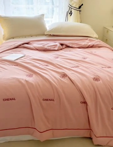 91家纺网 家纺一手货源 找家纺 被靠被2024新款锦丝缎空调夏被-山茶花 水晶紫