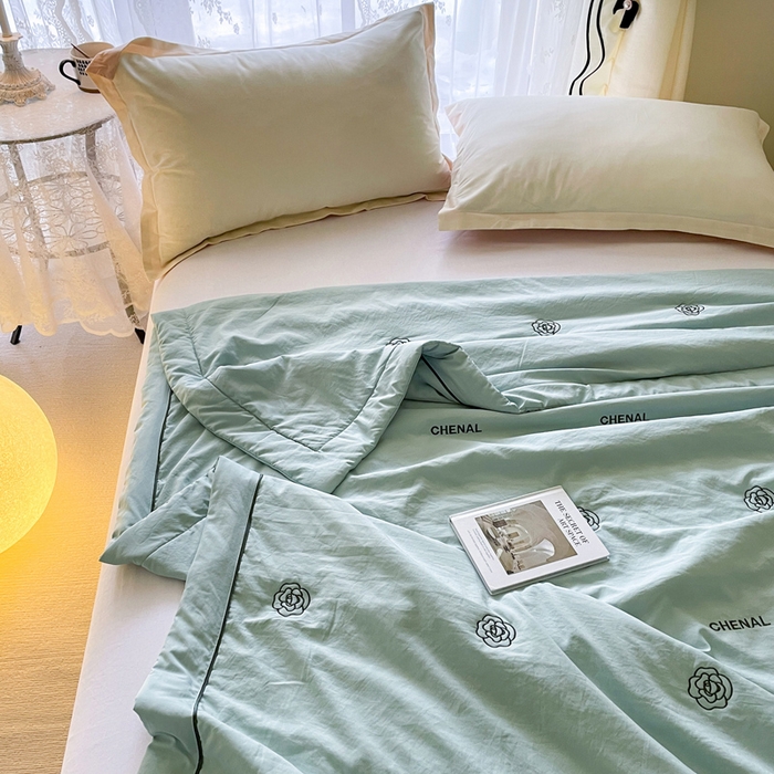 91家纺网 家纺一手货源 找家纺 被靠被2024新款锦丝缎空调夏被-山茶花 甘蓝绿