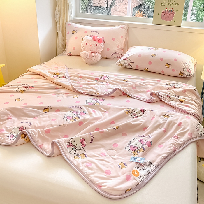 91家纺网 家纺一手货源 找家纺 金爱家 2024新款A类三丽鸥正版授权高品质牛奶丝软糯针织棉夏被系列 针织棉三丽鸥-草莓Kitty