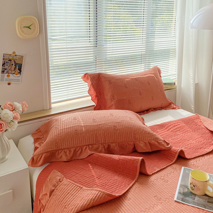 91家纺网 家纺一手货源 找家纺 胜权家纺 2024新款A类60S天丝夹棉绣花床盖三件套 静待花开--香橙橘