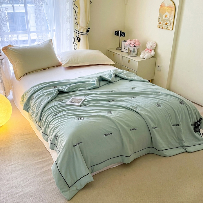 91家纺网 家纺一手货源 找家纺 被靠被2024新款锦丝缎空调夏被-山茶花 甘蓝绿