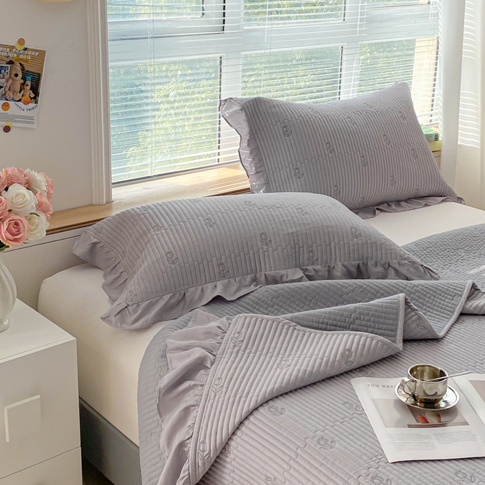 91家纺网 家纺一手货源 找家纺 胜权家纺 2024新款A类60S天丝夹棉绣花床盖三件套 静待花开--麻薯紫