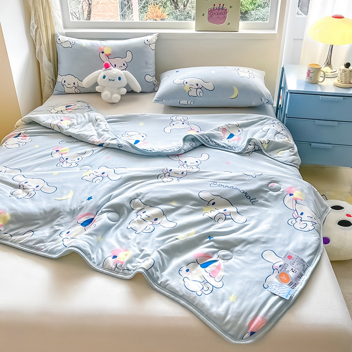 91家纺网 家纺一手货源 找家纺 桃子家居 2024新款A类三丽鸥正版授权高品质牛奶丝软糯针织棉夏被系列 针织棉三丽鸥-月亮玉桂狗