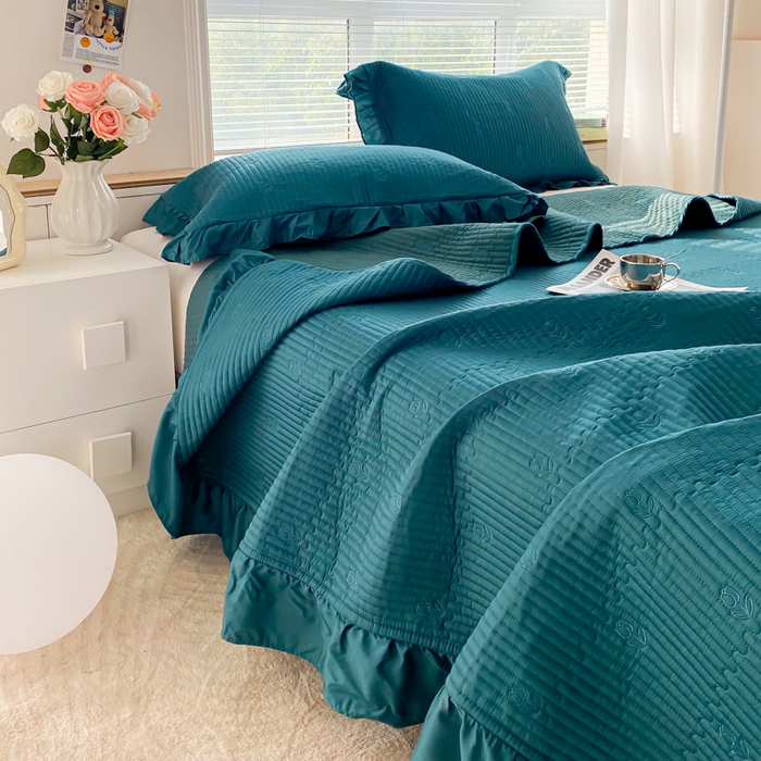 91家纺网 家纺一手货源 找家纺 胜权家纺 2024新款A类60S天丝夹棉绣花床盖三件套 静待花开--绅士蓝