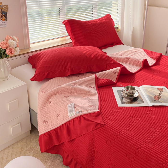 91家纺网 家纺一手货源 找家纺 胜权家纺 2024新款A类60S天丝夹棉绣花床盖三件套 静待花开--火山红