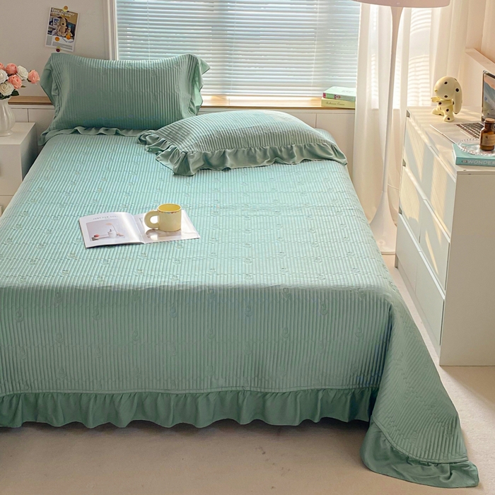 91家纺网 家纺一手货源 找家纺 胜权家纺 2024新款A类60S天丝夹棉绣花床盖三件套 静待花开--浅豆绿