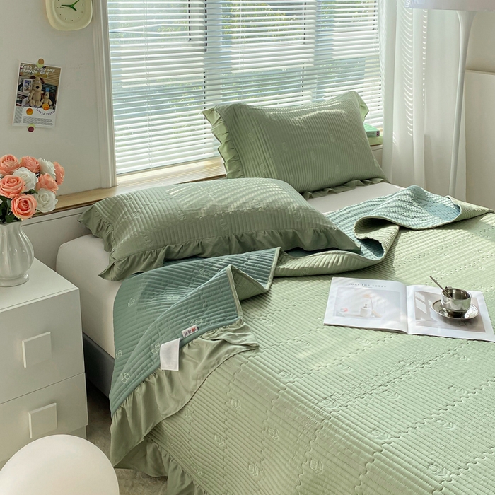 91家纺网 家纺一手货源 找家纺 胜权家纺 2024新款A类60S天丝夹棉绣花床盖三件套 静待花开--抹茶绿