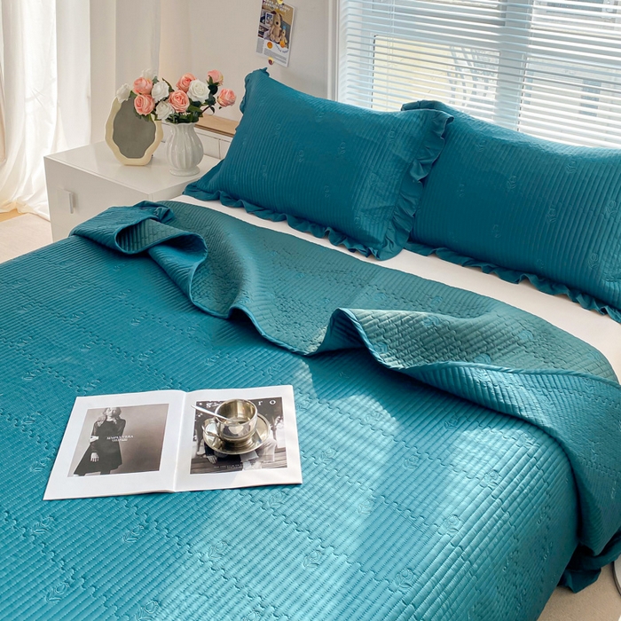 91家纺网 家纺一手货源 找家纺 胜权家纺 2024新款A类60S天丝夹棉绣花床盖三件套 静待花开--绅士蓝