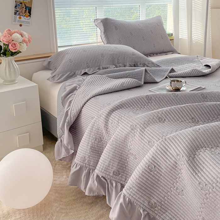 91家纺网 家纺一手货源 找家纺 胜权家纺 2024新款A类60S天丝夹棉绣花床盖三件套 静待花开--麻薯紫