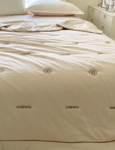 91家纺网 家纺一手货源 找家纺 被靠被2024新款锦丝缎空调夏被-山茶花 岚烟黄