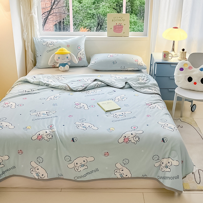 91家纺网 家纺一手货源 找家纺 桃子家居 2024新款A类三丽鸥正版授权高品质牛奶丝软糯针织棉夏被系列 针织棉三丽鸥-牛奶甜点玉桂狗