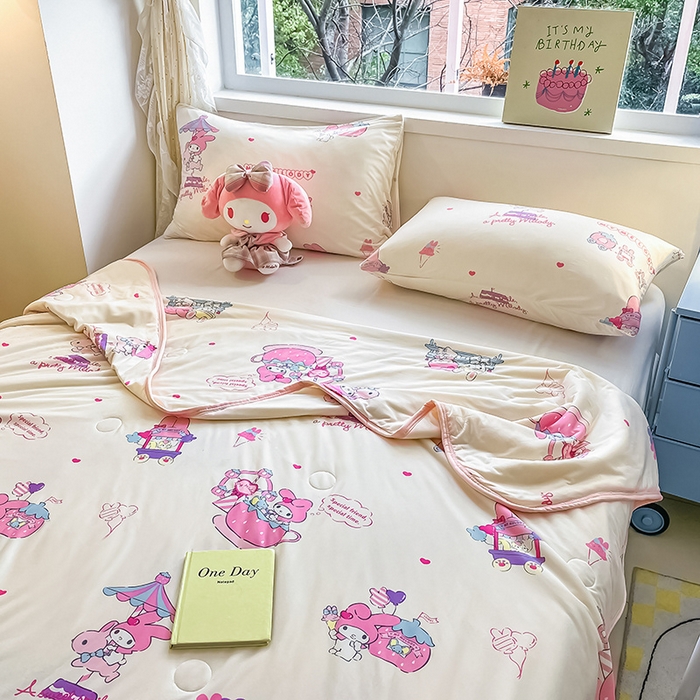 91家纺网 家纺一手货源 找家纺 桃子家居 2024新款A类三丽鸥正版授权高品质牛奶丝软糯针织棉夏被系列 针织棉三丽鸥-游乐园美乐蒂