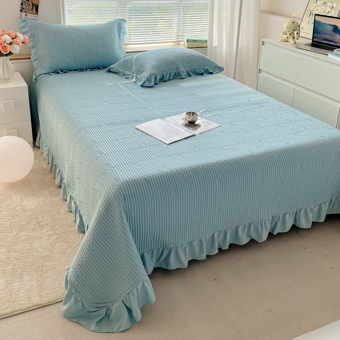 91家纺网 家纺一手货源 找家纺 胜权家纺 2024新款A类60S天丝夹棉绣花床盖三件套 静待花开--海藻蓝