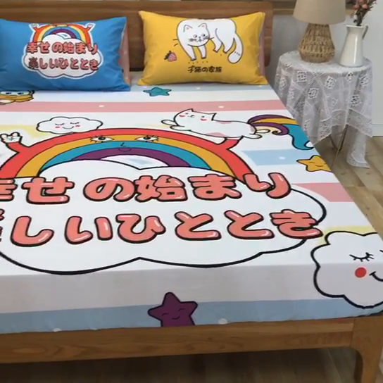 91家纺网 家纺一手货源 找家纺 沐白家居 2024新款纯棉喷气133*72二次元大版印花单床笠 彩虹喵喵