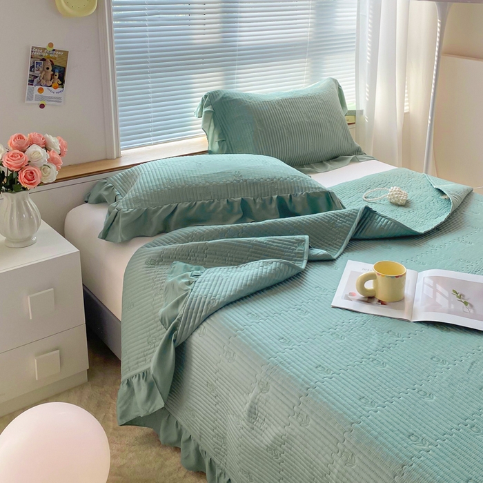 91家纺网 家纺一手货源 找家纺 胜权家纺 2024新款A类60S天丝夹棉绣花床盖三件套 静待花开--浅豆绿