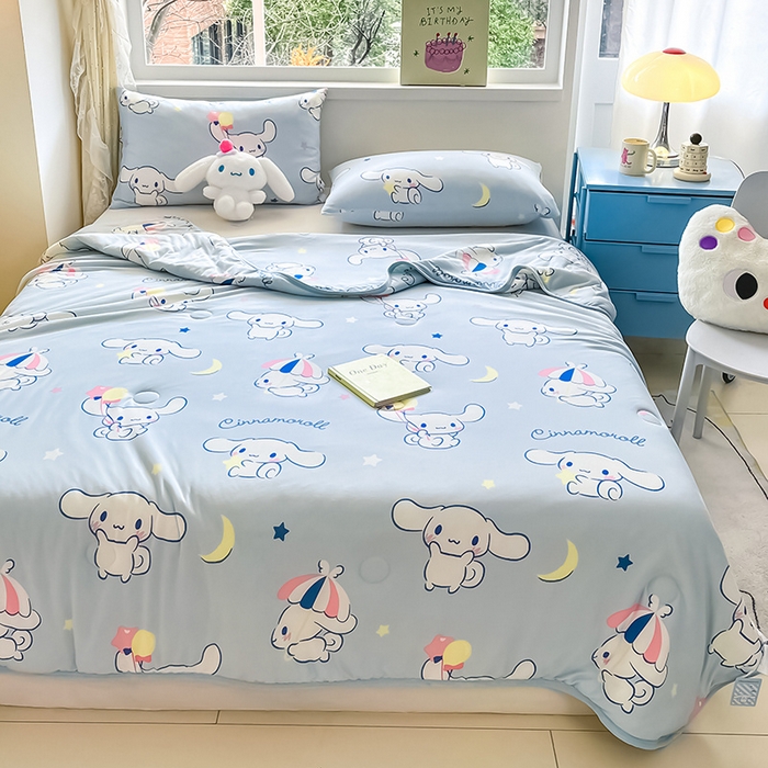 91家纺网 家纺一手货源 找家纺 桃子家居 2024新款A类三丽鸥正版授权高品质牛奶丝软糯针织棉夏被系列 针织棉三丽鸥-月亮玉桂狗