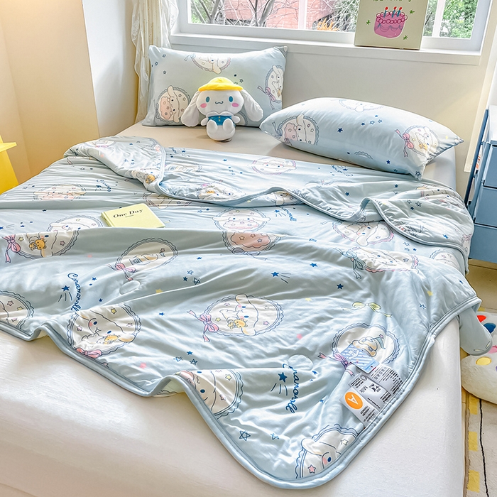 91家纺网 家纺一手货源 找家纺 金爱家 2024新款A类三丽鸥正版授权高品质牛奶丝软糯针织棉夏被系列 针织棉三丽鸥-蓝甜玉桂狗