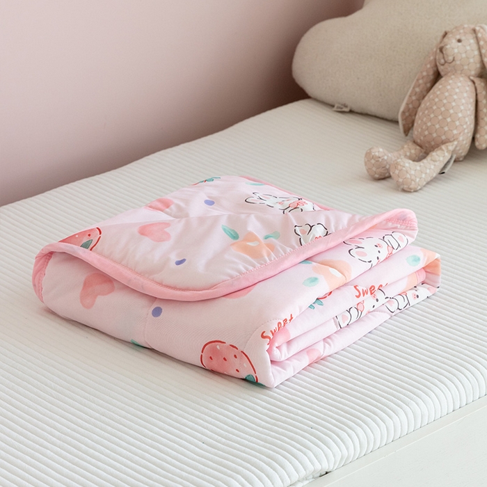 91家纺网 家纺一手货源 找家纺 艾佳宝贝 2024春夏凉感丝儿童糖果夏被 草莓兔宝