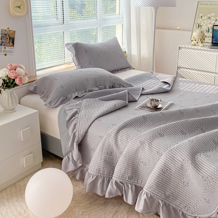 91家纺网 家纺一手货源 找家纺 胜权家纺 2024新款A类60S天丝夹棉绣花床盖三件套 静待花开--麻薯紫