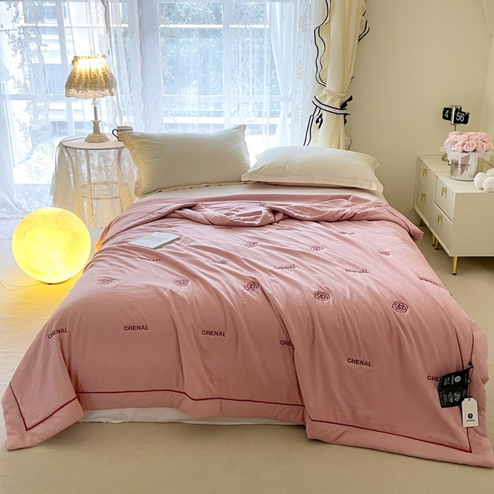 91家纺网 家纺一手货源 找家纺 被靠被2024新款锦丝缎空调夏被-山茶花 温柔粉