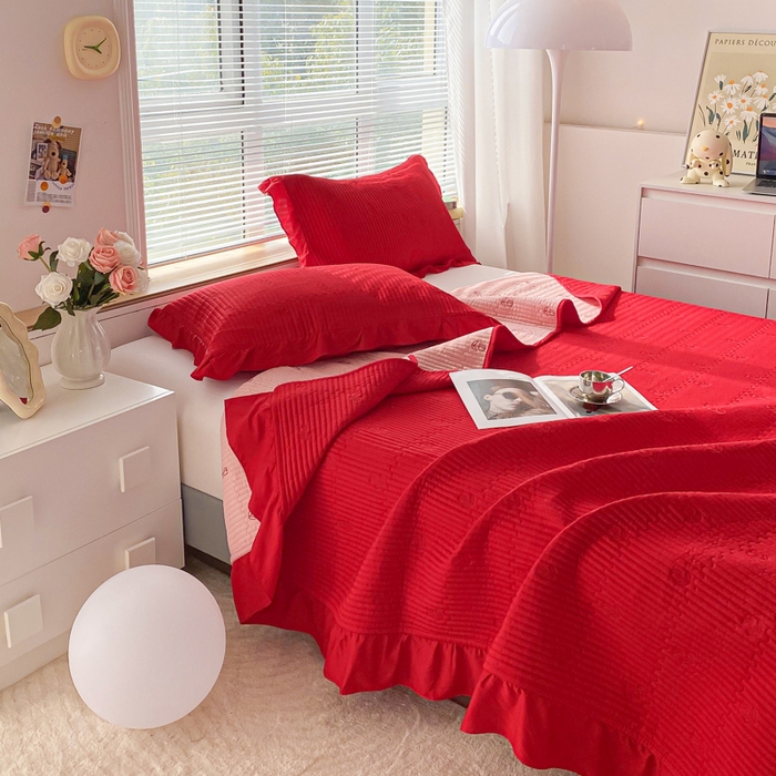 91家纺网 家纺一手货源 找家纺 胜权家纺 2024新款A类60S天丝夹棉绣花床盖三件套 静待花开--火山红