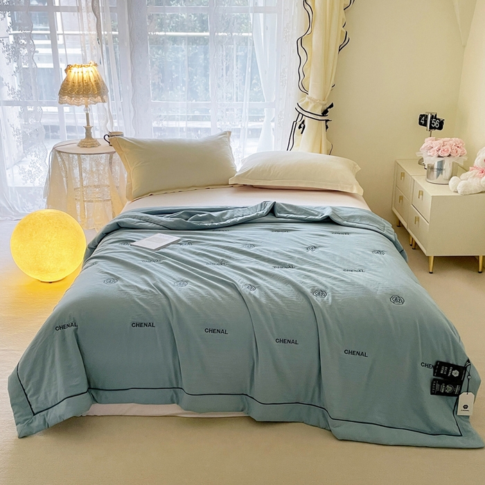 91家纺网 家纺一手货源 找家纺 被靠被2024新款锦丝缎空调夏被-山茶花 逐梦蓝