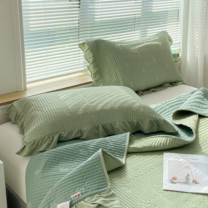 91家纺网 家纺一手货源 找家纺 胜权家纺 2024新款A类60S天丝夹棉绣花床盖三件套 静待花开--抹茶绿