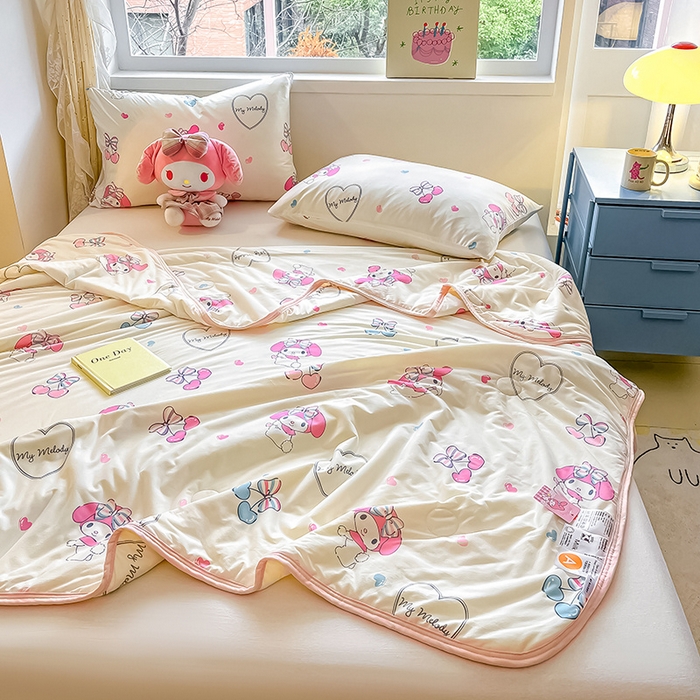 91家纺网 家纺一手货源 找家纺 金爱家 2024新款A类三丽鸥正版授权高品质牛奶丝软糯针织棉夏被系列 针织棉三丽鸥-蝴蝶结樱桃美乐蒂