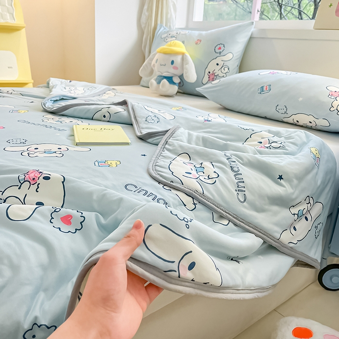 91家纺网 家纺一手货源 找家纺 桃子家居 2024新款A类三丽鸥正版授权高品质牛奶丝软糯针织棉夏被系列 针织棉三丽鸥-牛奶甜点玉桂狗