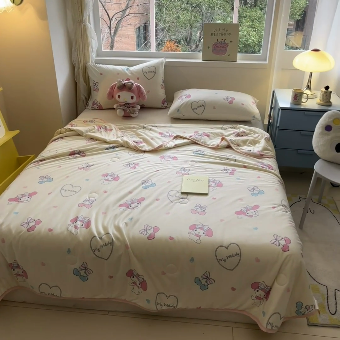 91家纺网 家纺一手货源 找家纺 金爱家 2024新款A类三丽鸥正版授权高品质牛奶丝软糯针织棉夏被系列 针织棉三丽鸥-蝴蝶结樱桃美乐蒂