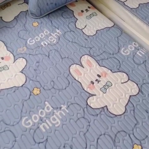 91家纺网 家纺一手货源 找家纺 小虾米 2024新款上下床乳胶凉席床笠款印花凉席三件套 幸运兔