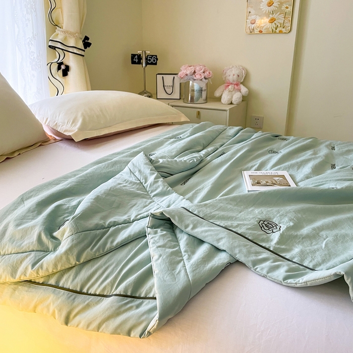 91家纺网 家纺一手货源 找家纺 被靠被2024新款锦丝缎空调夏被-山茶花 甘蓝绿