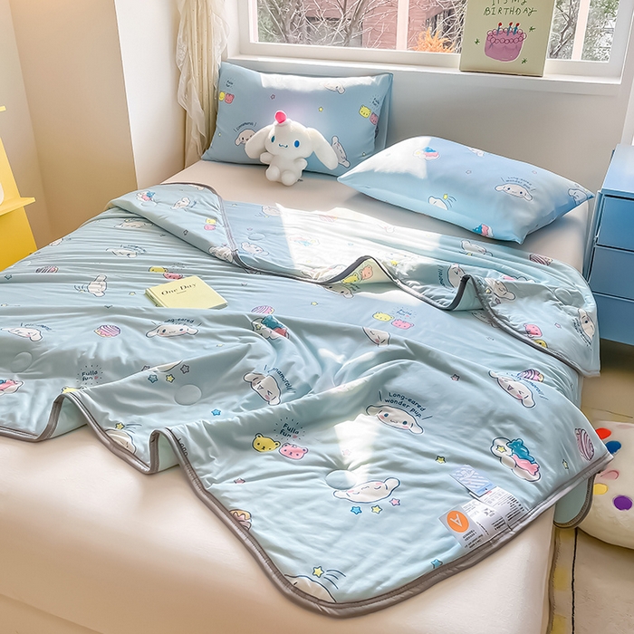 91家纺网 家纺一手货源 找家纺 金爱家 2024新款A类三丽鸥正版授权高品质牛奶丝软糯针织棉夏被系列 针织棉三丽鸥-可爱玉桂狗