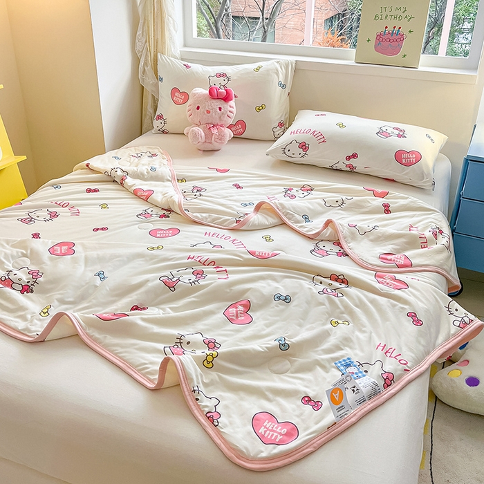 91家纺网 家纺一手货源 找家纺 桃子家居 2024新款A类三丽鸥正版授权高品质牛奶丝软糯针织棉夏被系列 针织棉三丽鸥-心心kitty