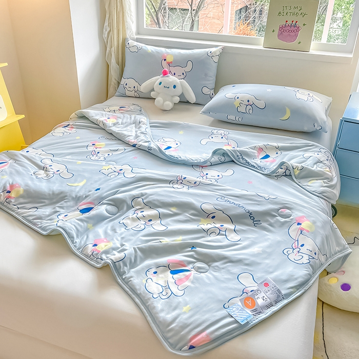 91家纺网 家纺一手货源 找家纺 金爱家 2024新款A类三丽鸥正版授权高品质牛奶丝软糯针织棉夏被系列 针织棉三丽鸥-月亮玉桂狗