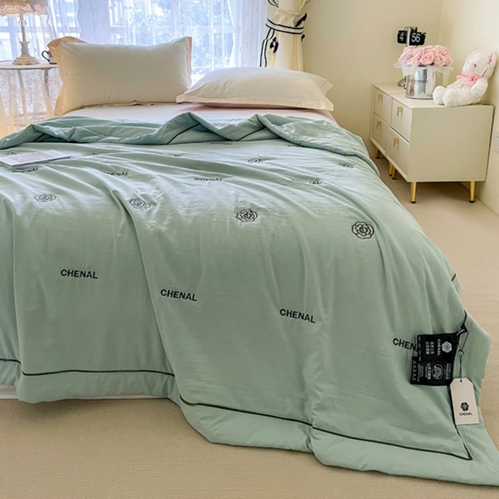 91家纺网 家纺一手货源 找家纺 被靠被2024新款锦丝缎空调夏被-山茶花 甘蓝绿