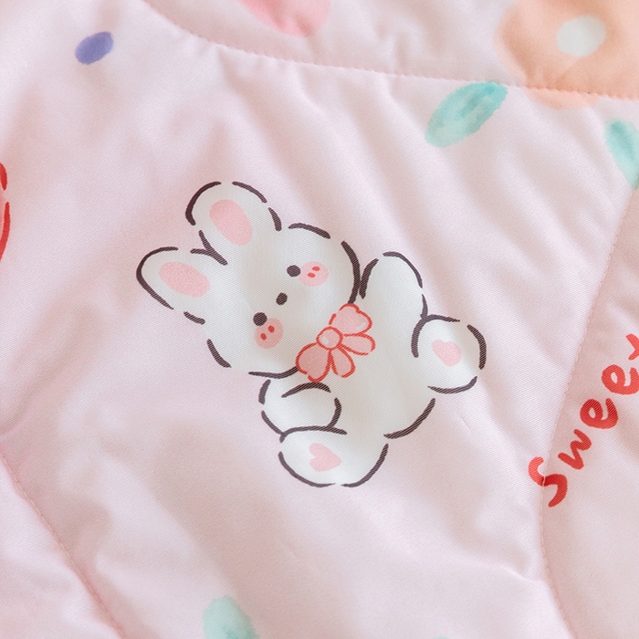 91家纺网 家纺一手货源 找家纺 艾佳宝贝 2024春夏凉感丝儿童糖果夏被 草莓兔宝